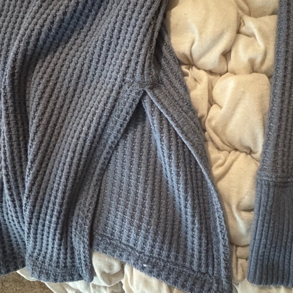 Abercrombie & Fitch Blue Blouse with Long Sleeves and Ribbed Texture - Picture 4 of 4